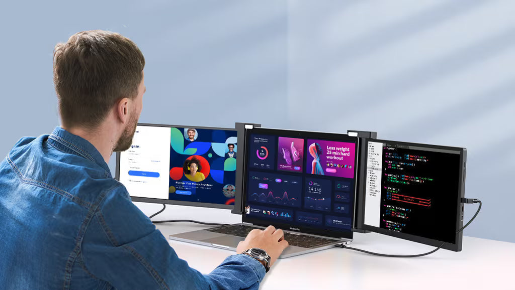 A man use tri monitor